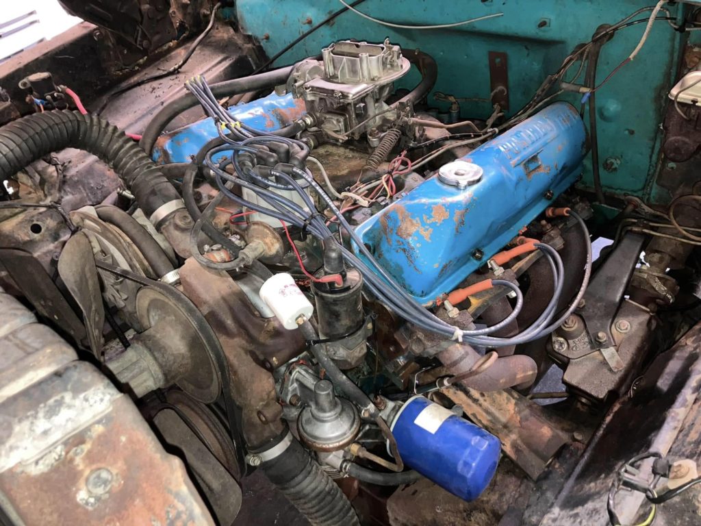 Ford FE V8 Motor eingebaut in einem klassischen Ford