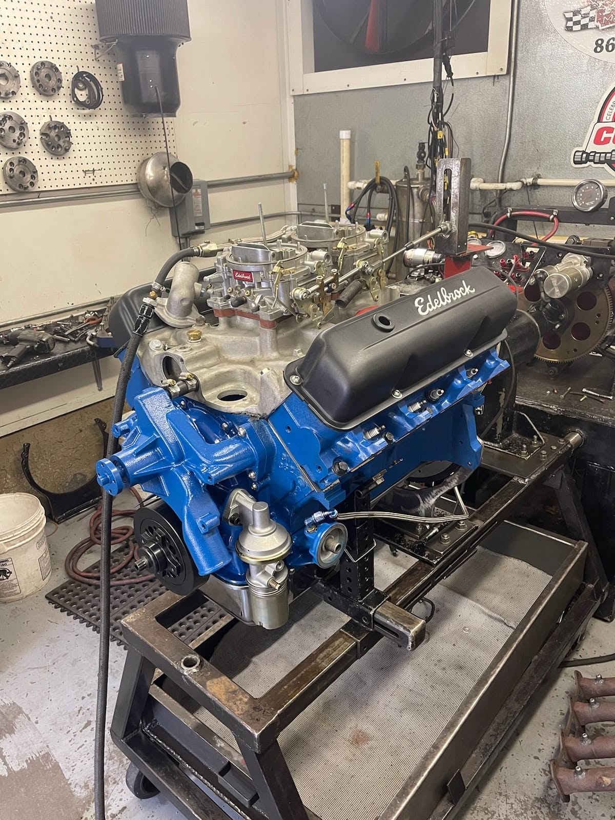 Aufgebauter Ford FE V8 Motor auf einem Motorenprüfstand